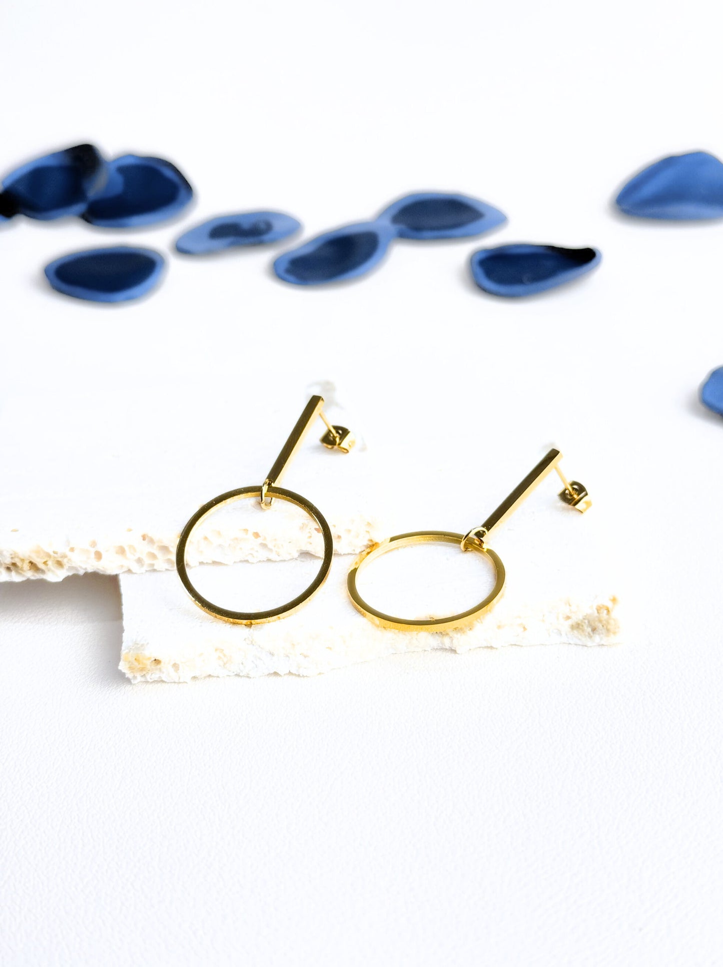 Brincos de aço dourados