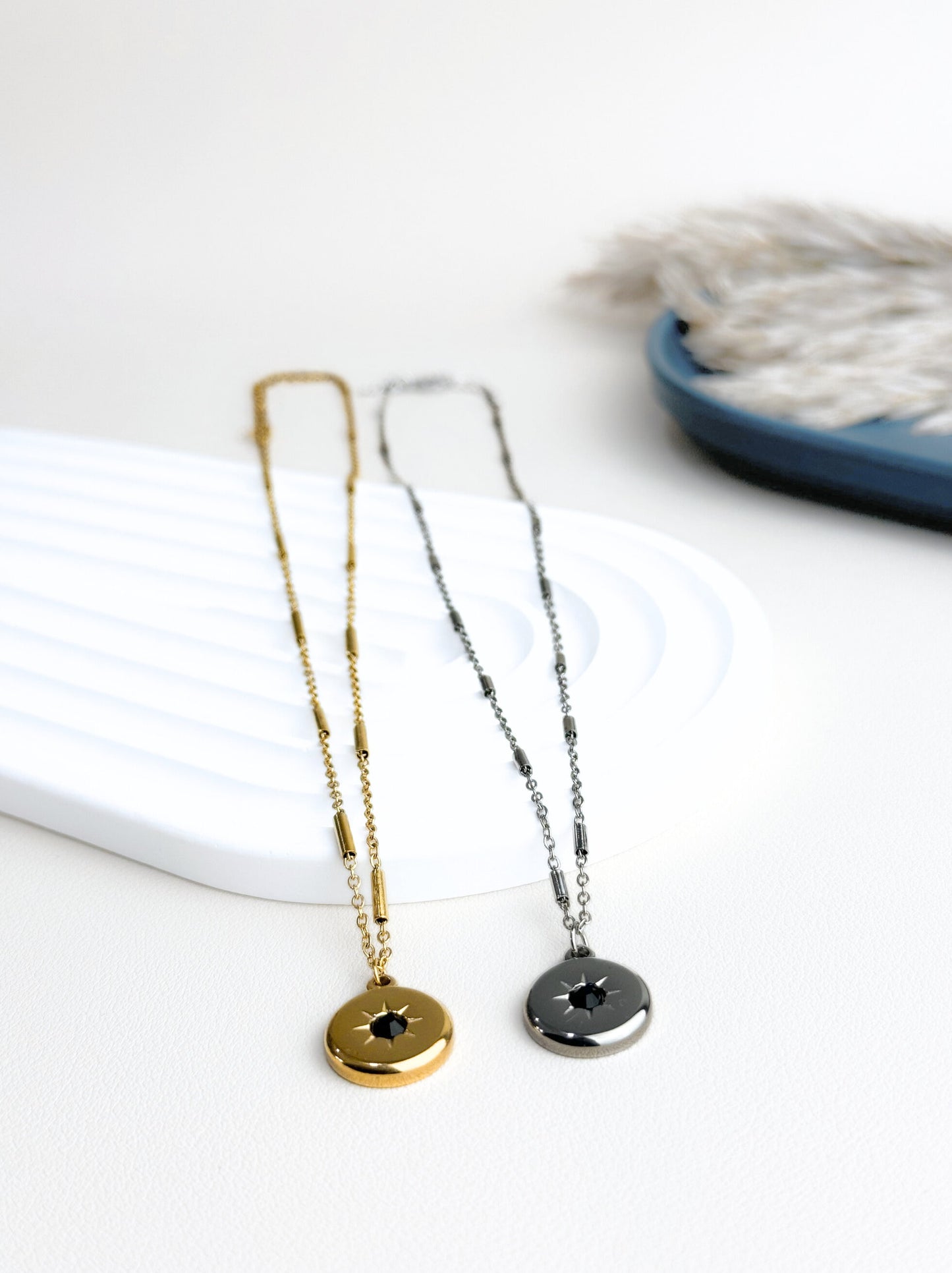 Collier médaille en acier doré et cristal