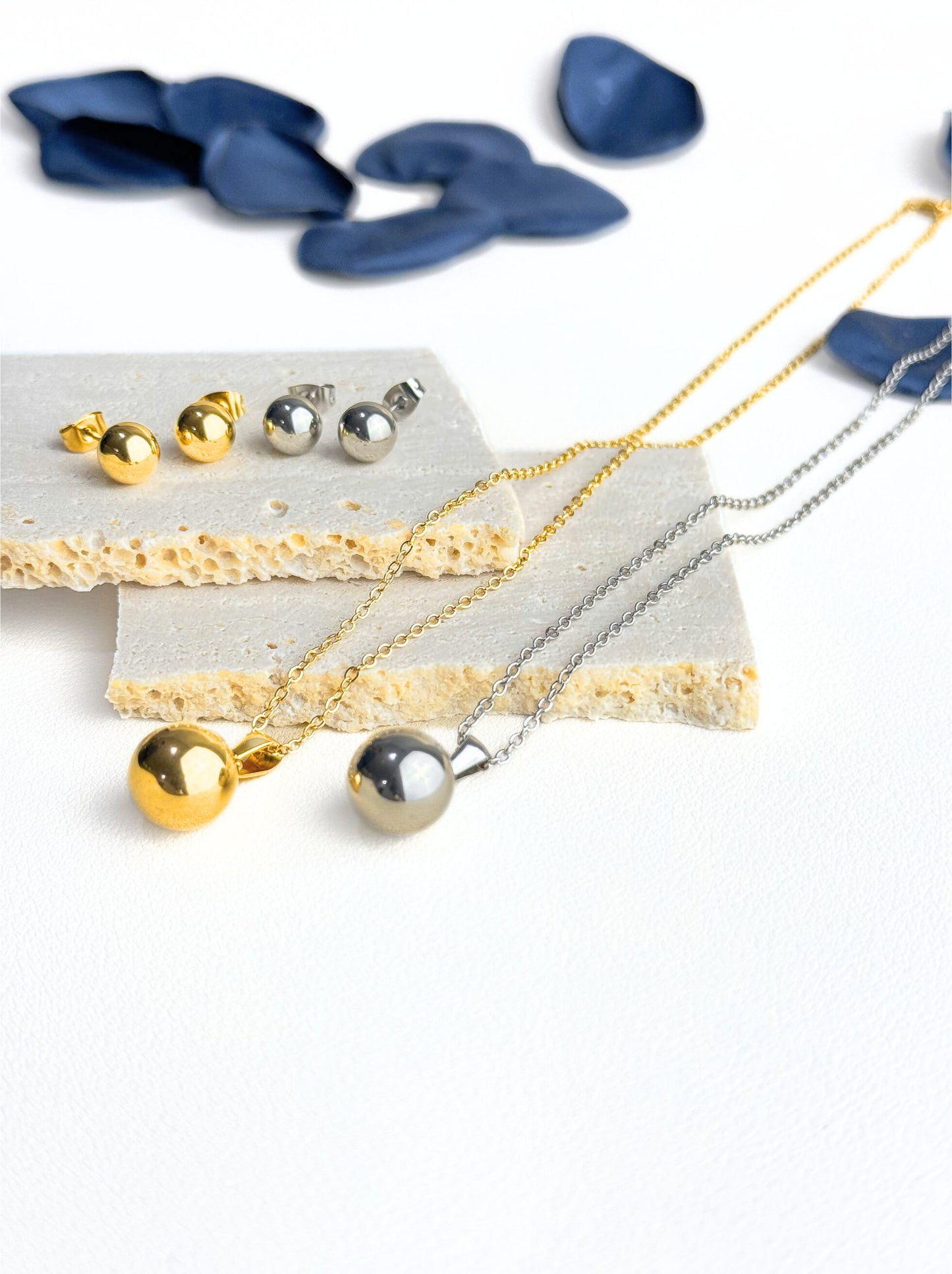 Collier en acier doré avec sphère