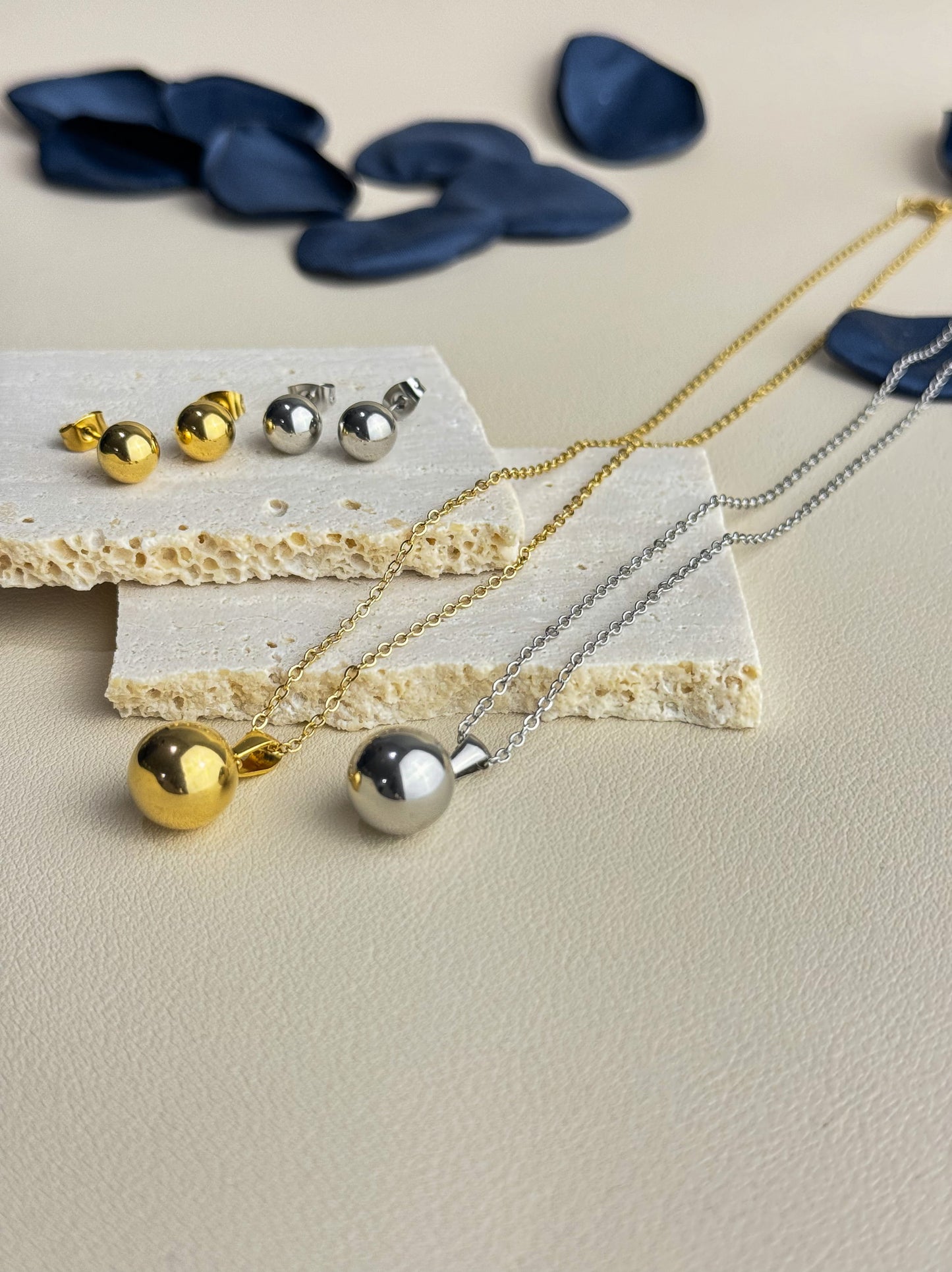 Collier en acier argenté avec sphère