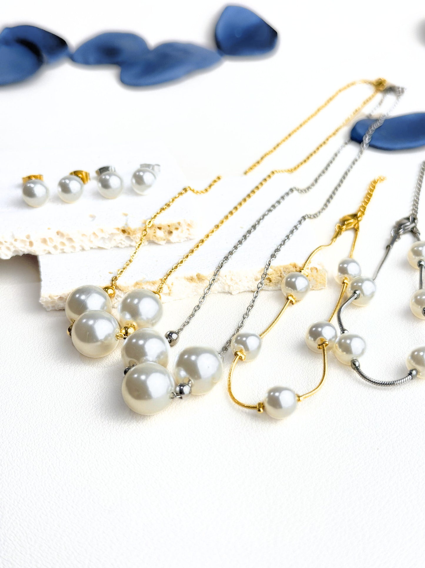 Golden steel necklace with pearls