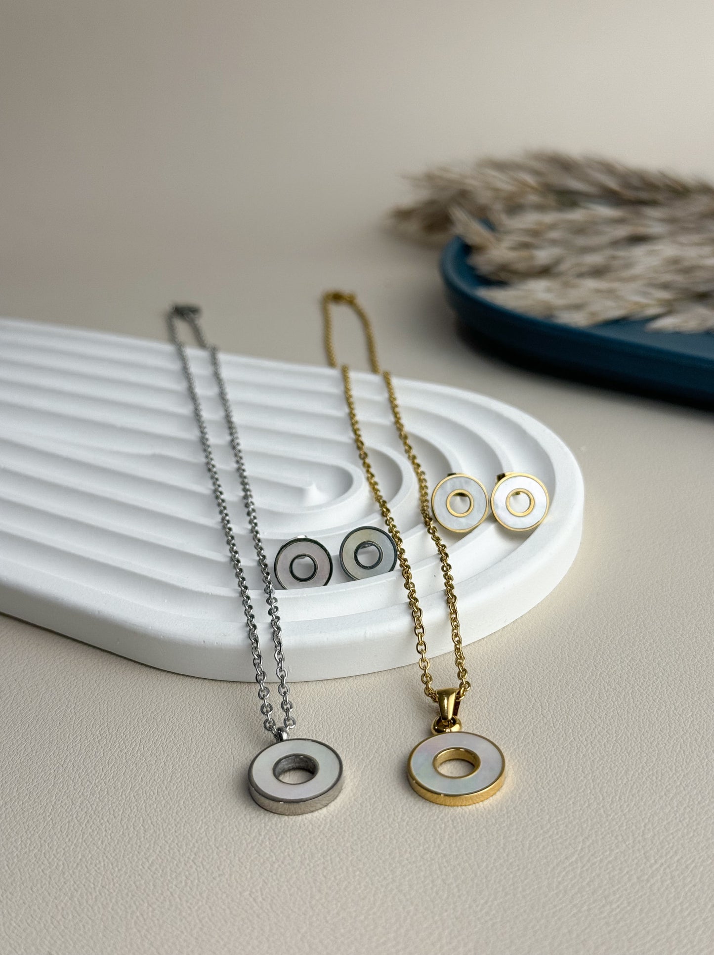 Colar de aço prateado com círculo perolado