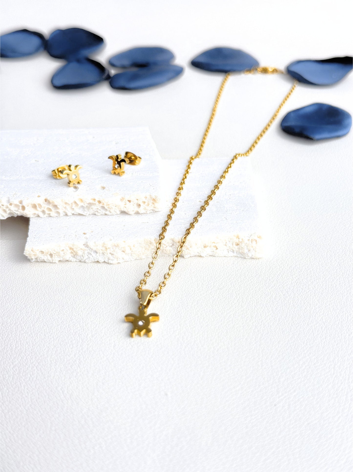 Collier tortue en acier doré et cristal