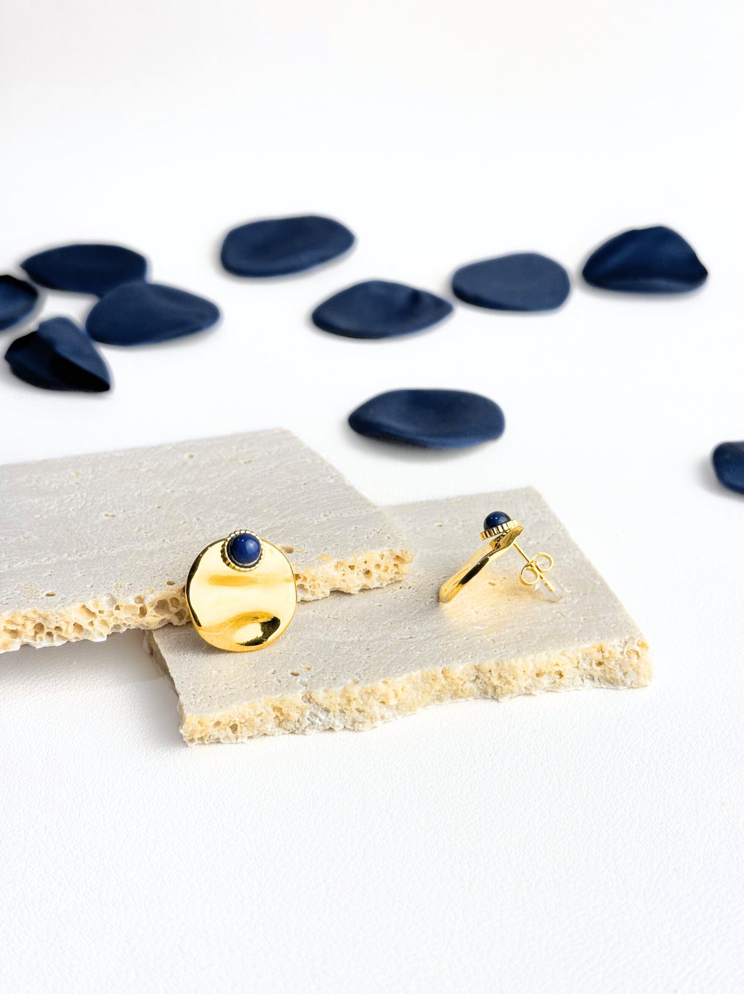 Steel earrings with blue stone