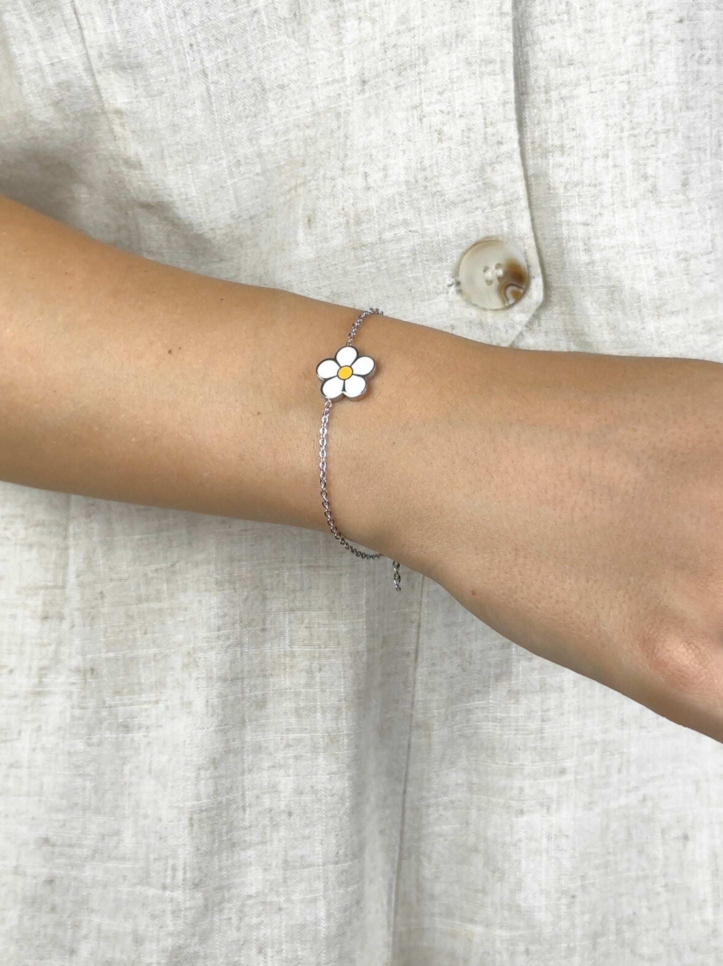 Pulseira de aço prateada flor branca