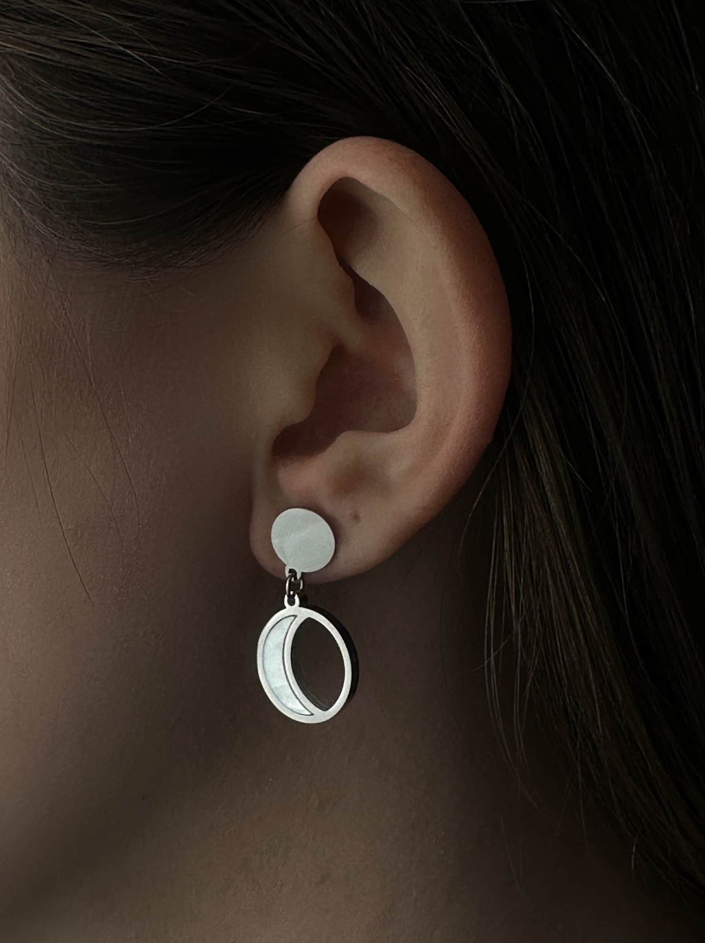 Boucles d'oreilles acier argenté lune nacrée