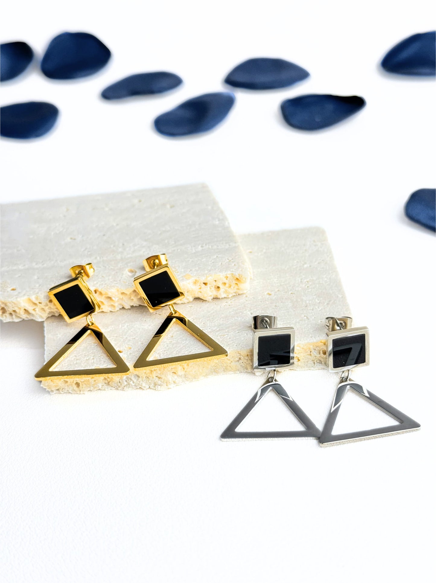 Boucles d'oreilles triangle acier doré avec noir