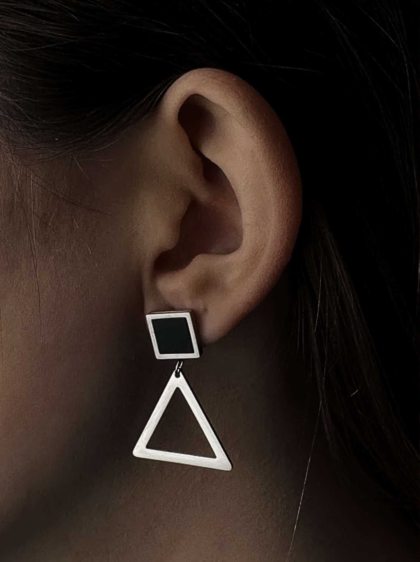 Boucles d'oreilles triangle acier argenté avec noir