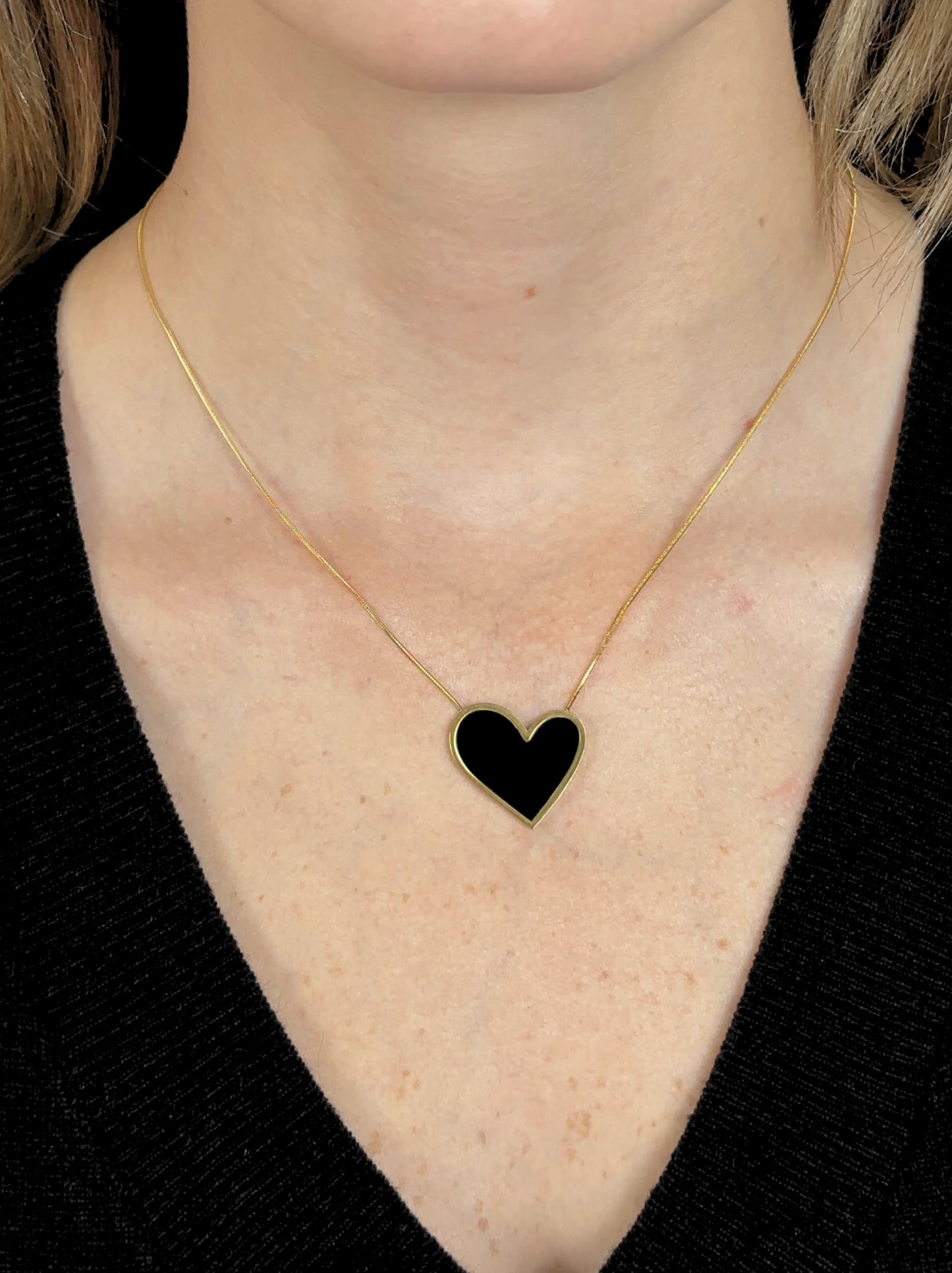 Collier acier doré coeur noir