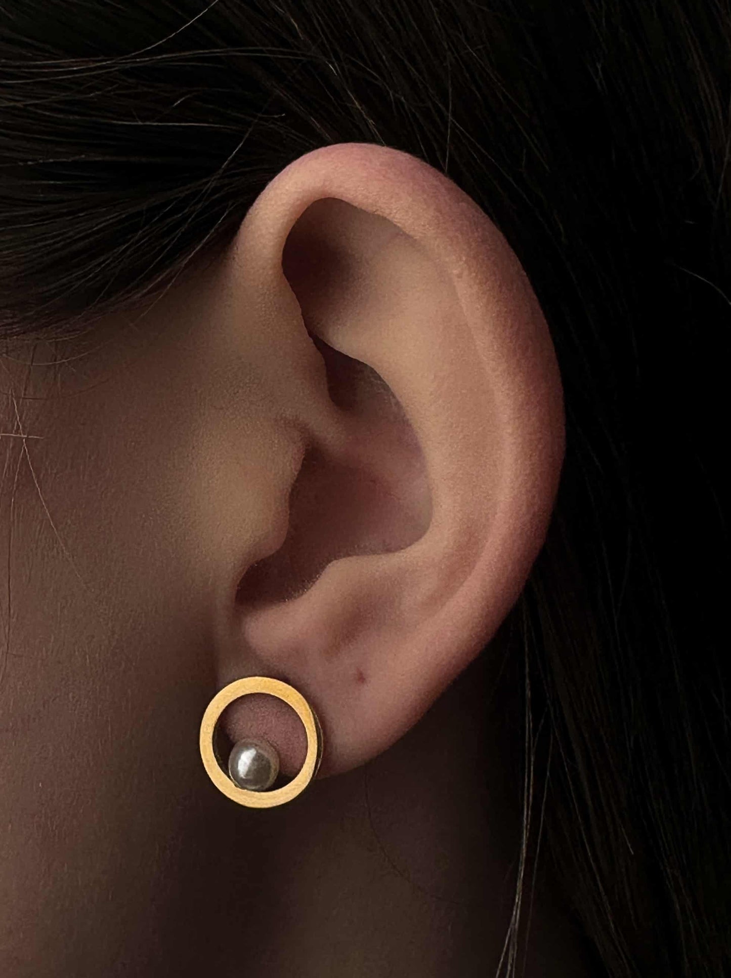 Circle gold steel earrings with pearl