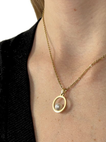 Golden steel circle necklace with pearl