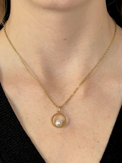 Golden steel circle necklace with pearl