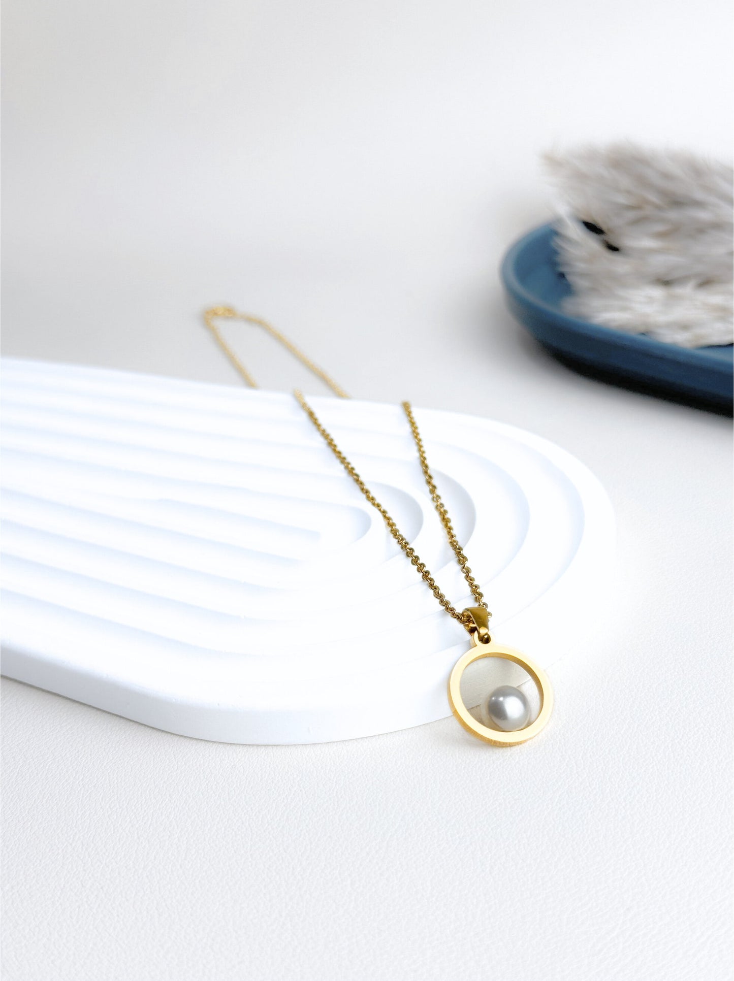 Golden steel circle necklace with pearl