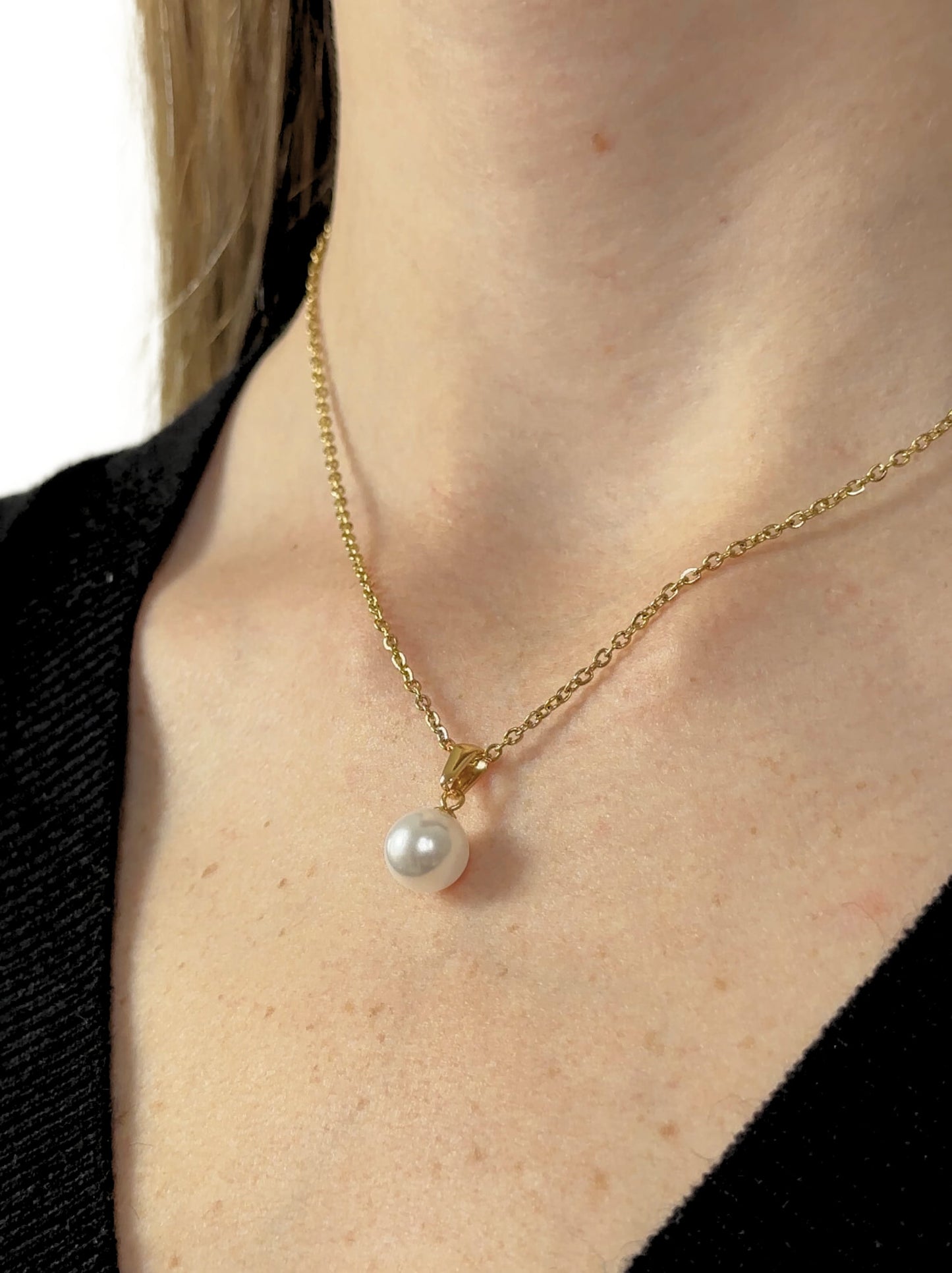 Golden steel necklace with pearl