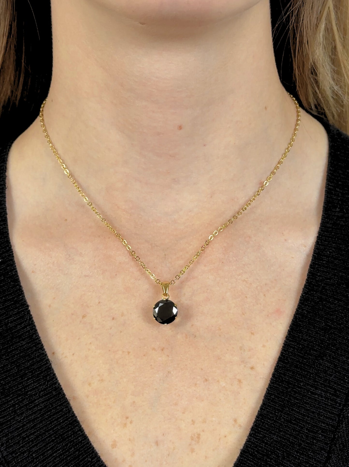 Collier en acier doré avec cristal noir