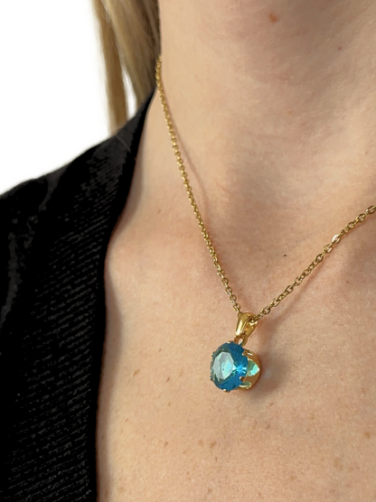 Collier en acier doré avec cristal bleu