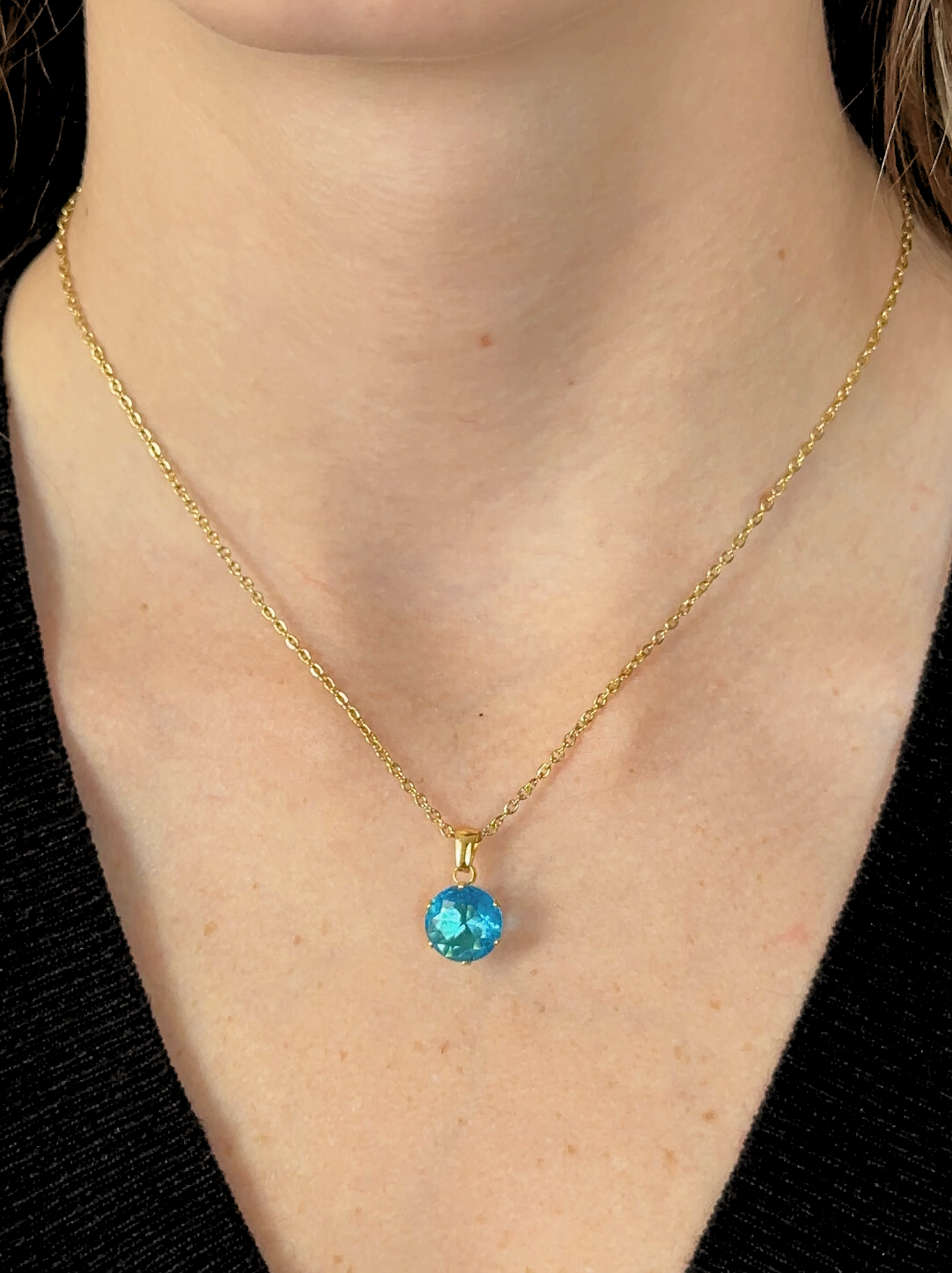 Collier en acier doré avec cristal bleu