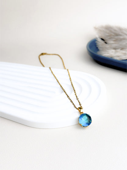 Collier en acier doré avec cristal bleu