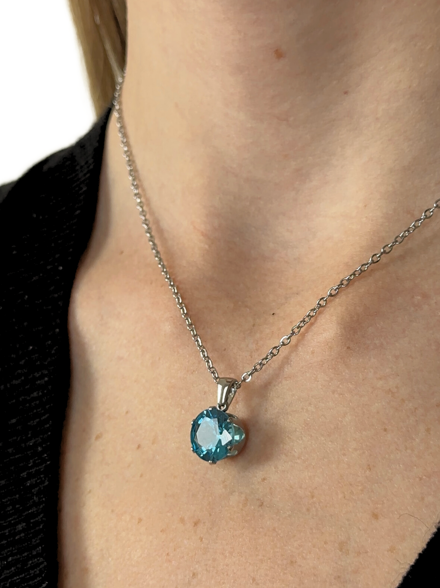 Collier en acier argenté avec cristal bleu