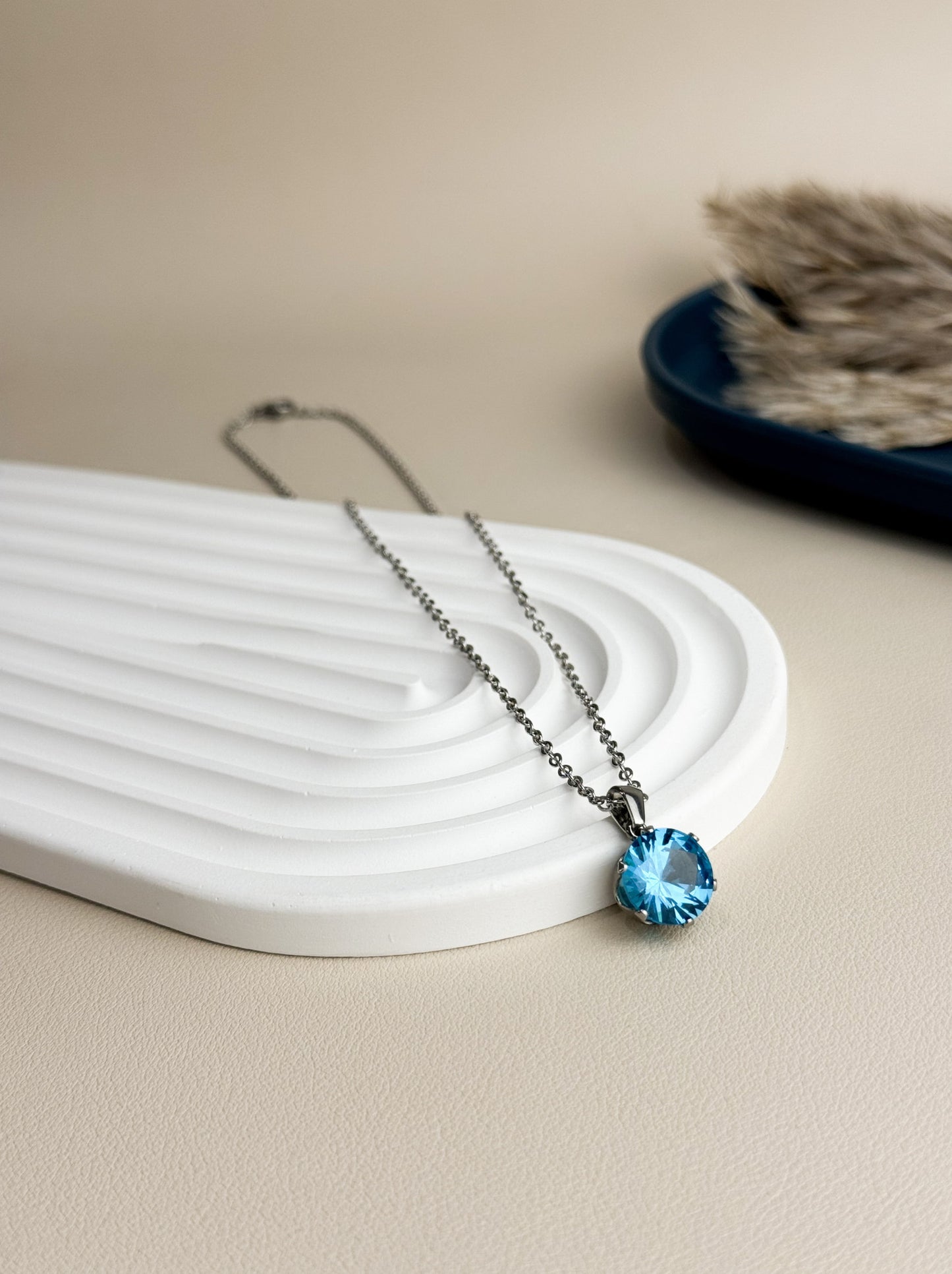 Collier en acier argenté avec cristal bleu