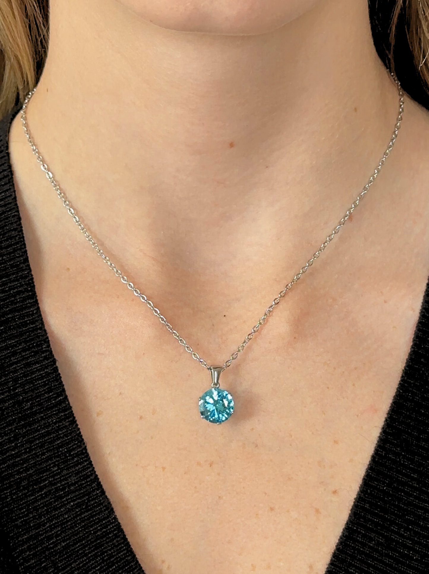 Collier en acier argenté avec cristal bleu