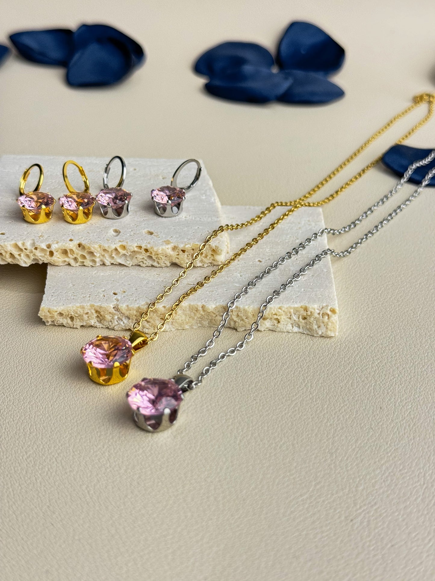 Collier en acier argenté avec cristal rose