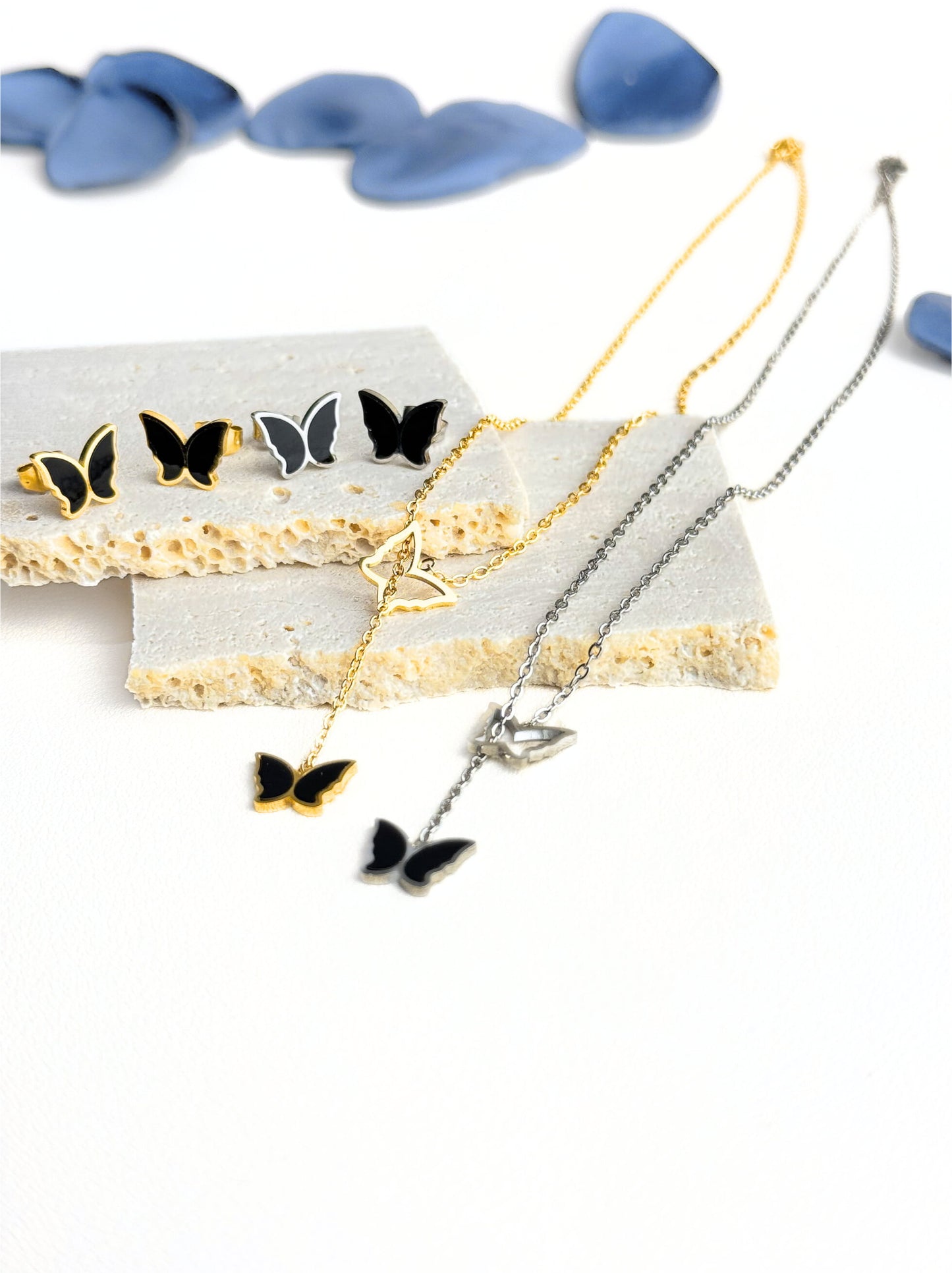 Collier en acier doré avec papillon noir