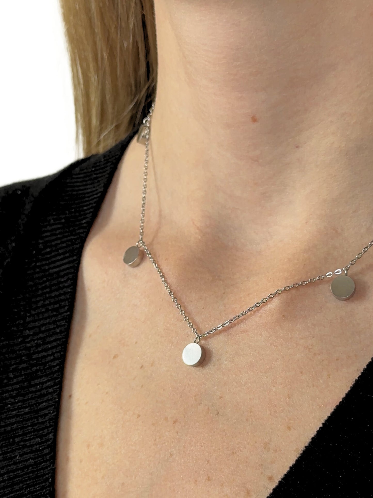 Silver steel necklace with smooth ridges