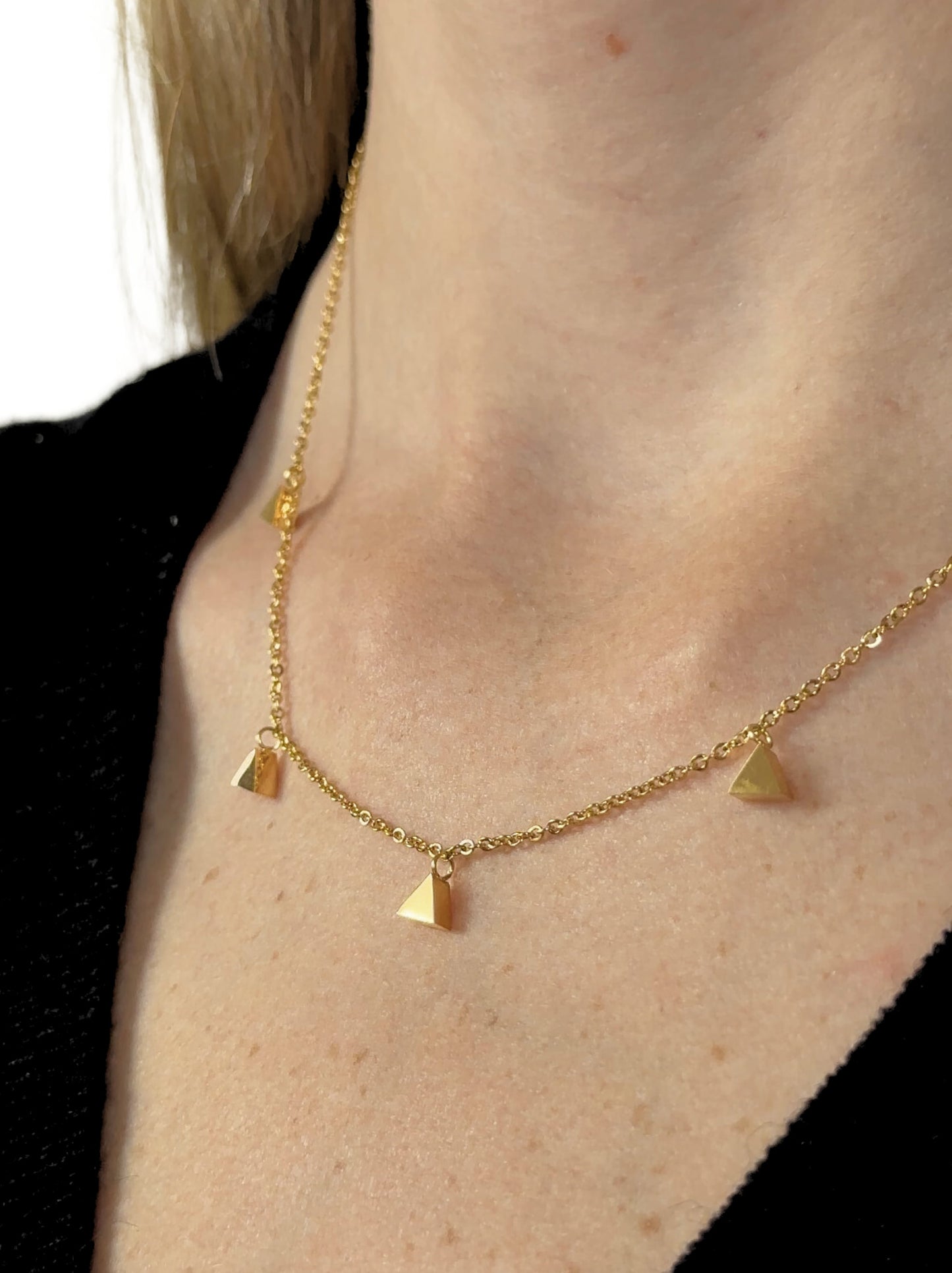 Golden steel necklace with smooth triangles