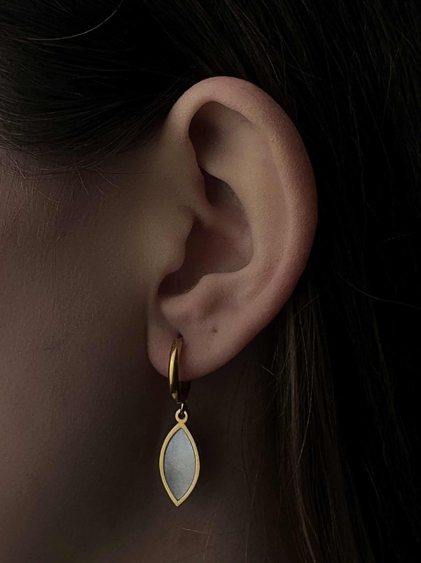 Golden and pearly steel earrings