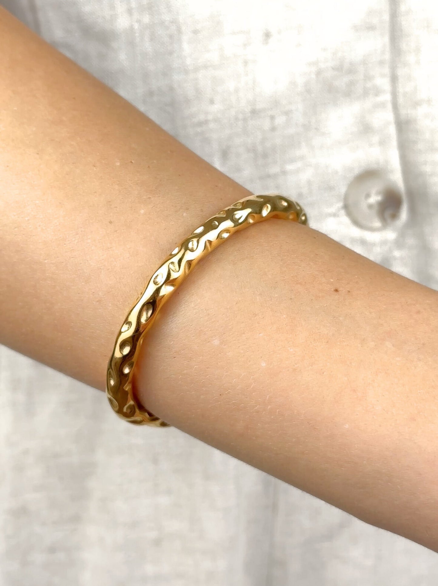 Rigid golden steel bracelet