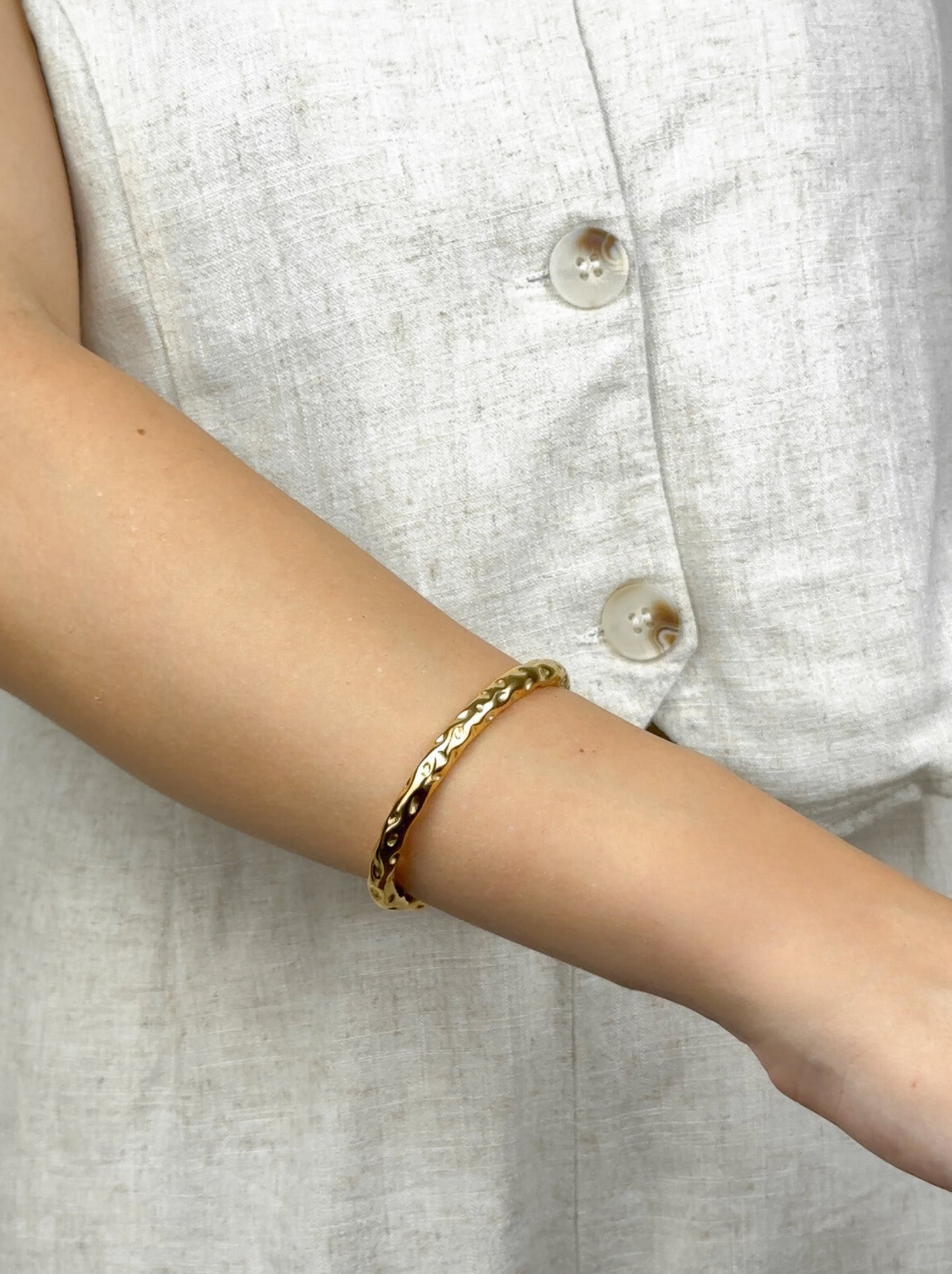 Rigid golden steel bracelet