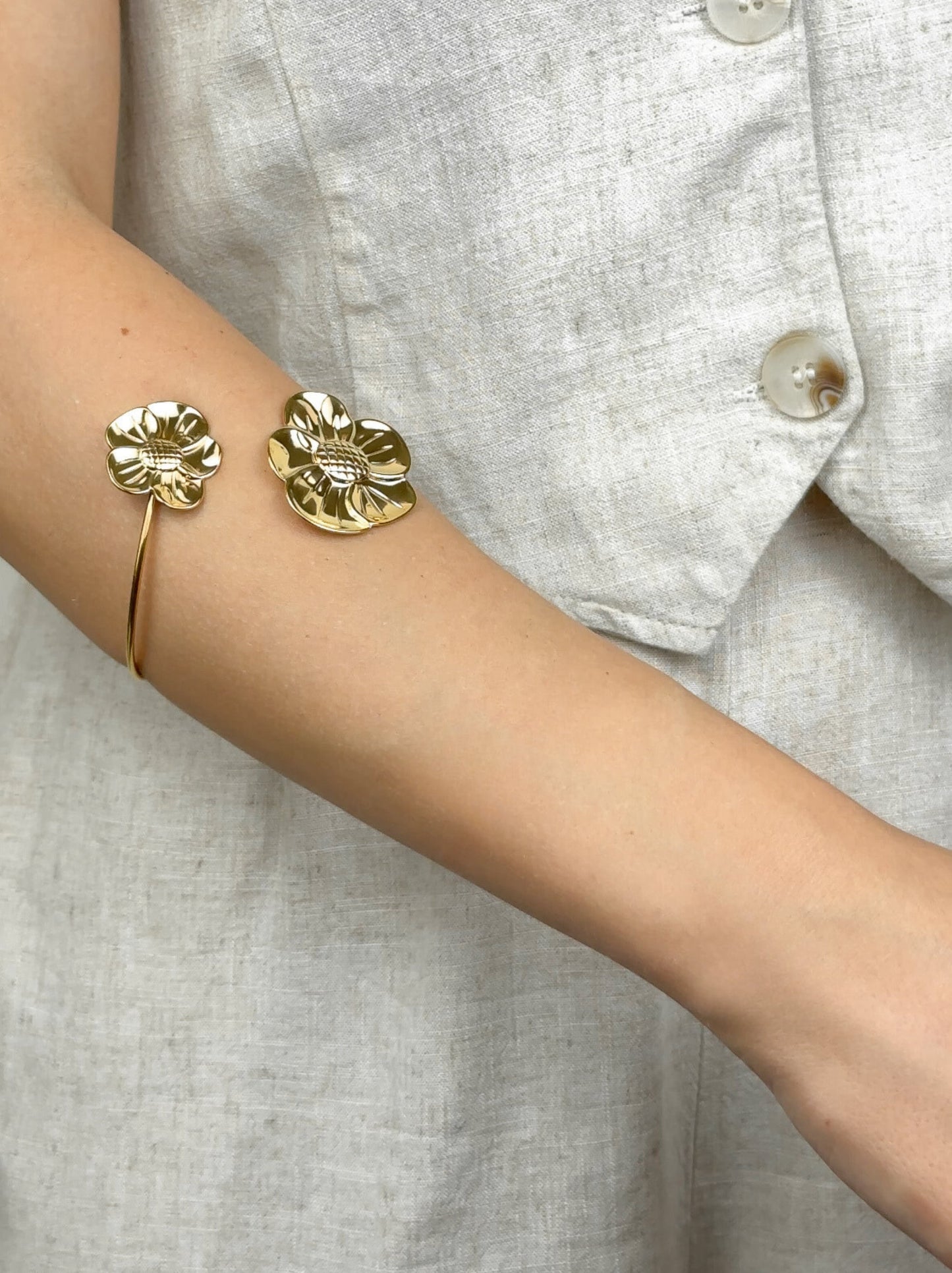 Golden flower rigid steel bracelet