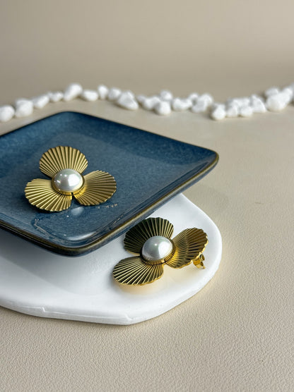 Flower gold steel earrings with pearl