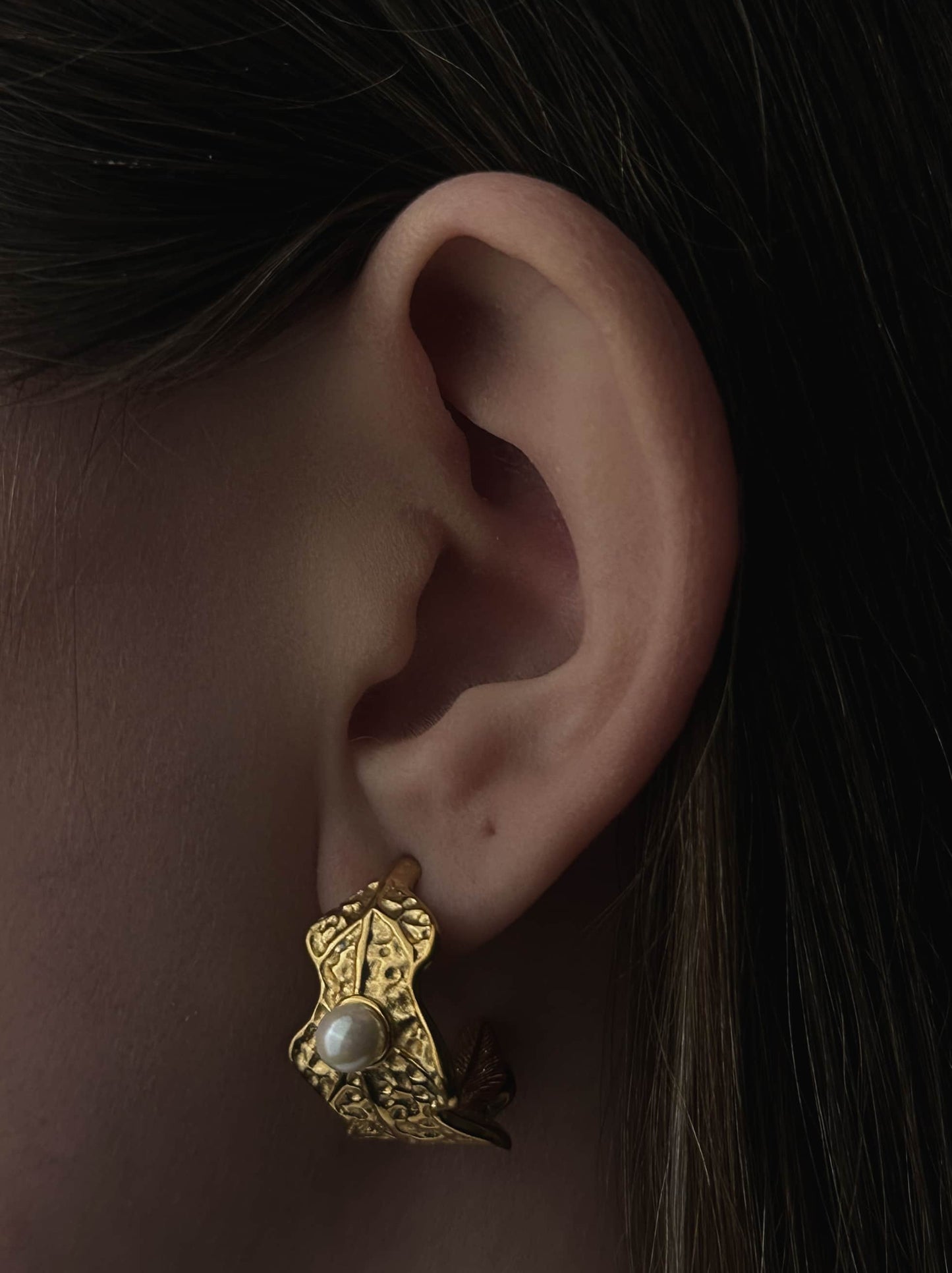 Boucles d'oreilles en acier à la feuille d'or avec perle