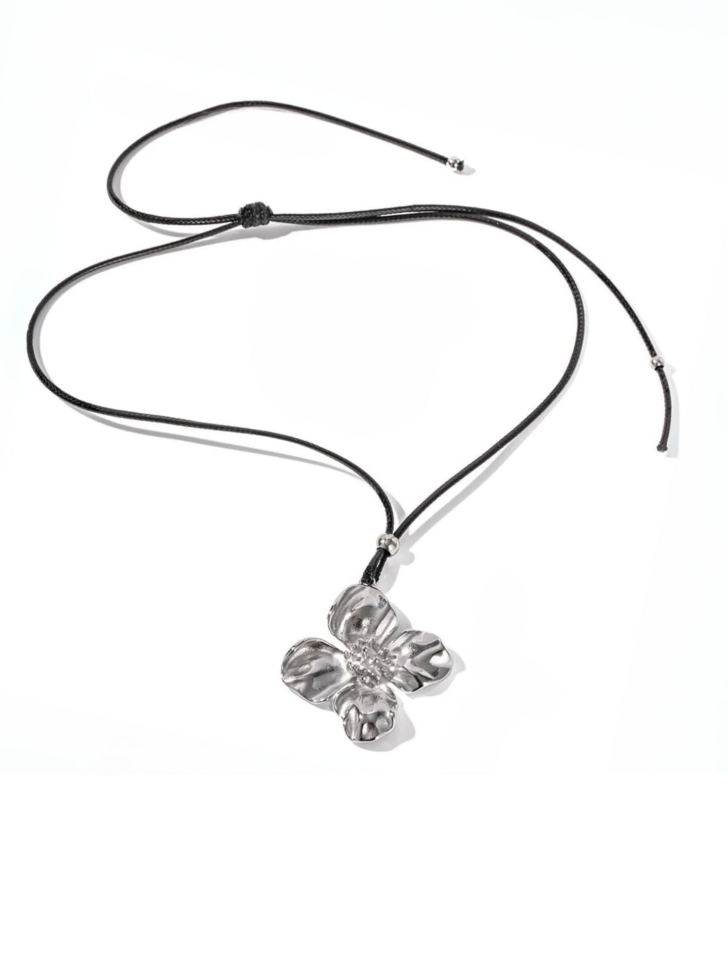 Choker com flor de aço prateado