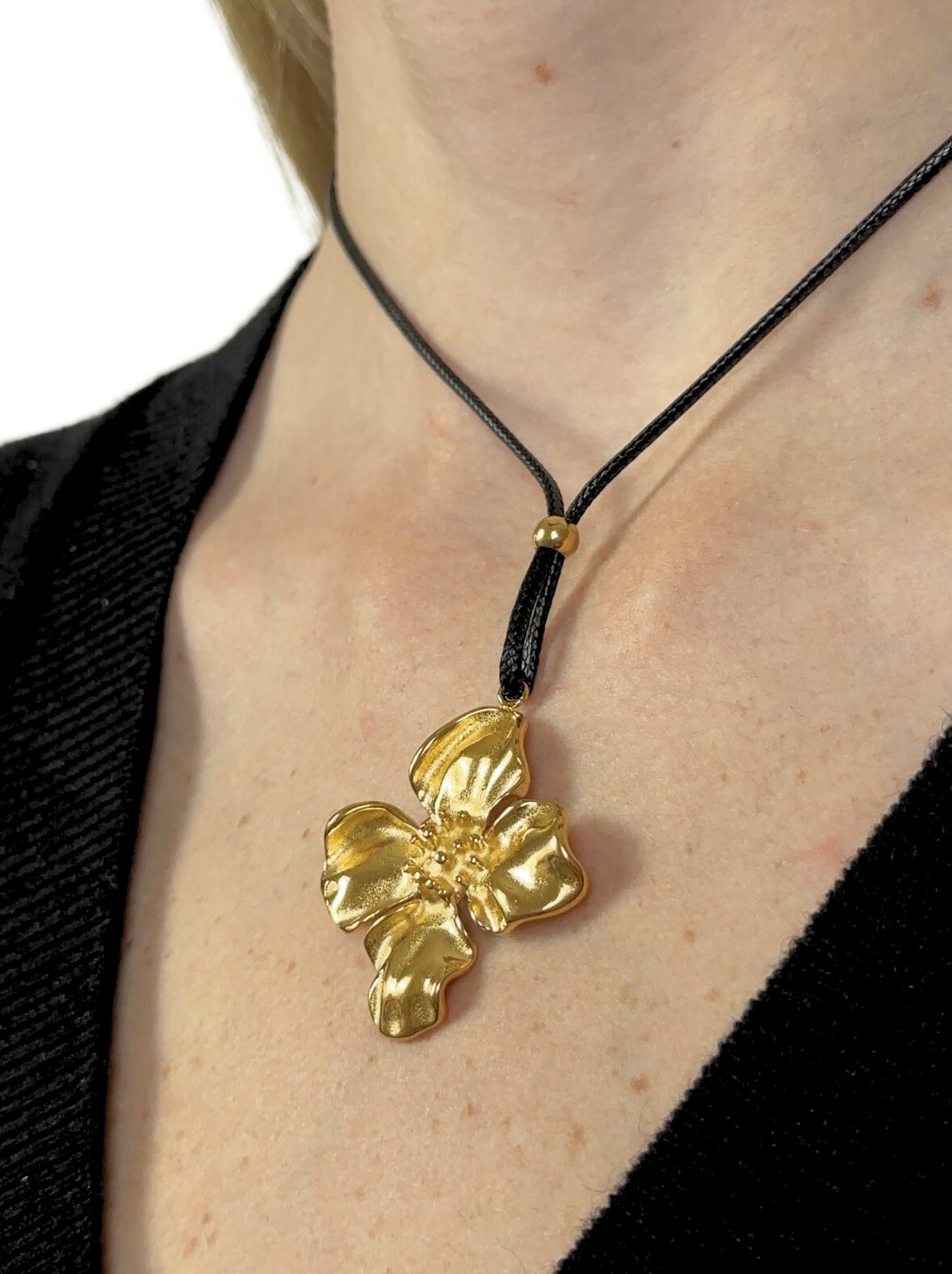 Choker com flor de aço dourado