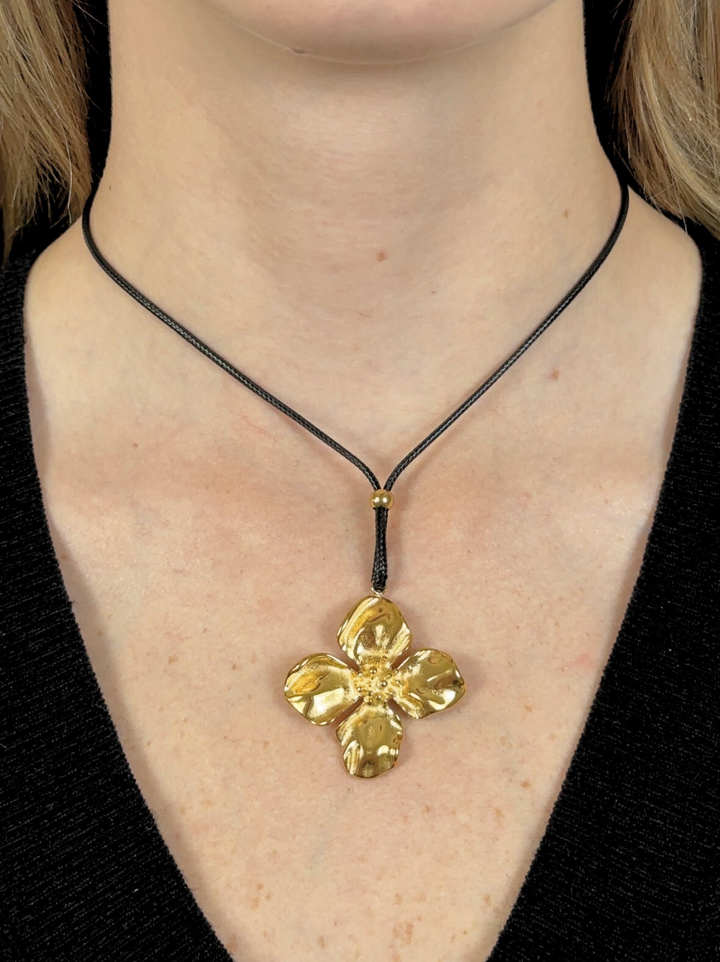 Choker com flor de aço dourado