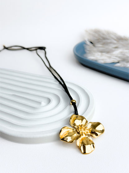 Choker with golden steel flower