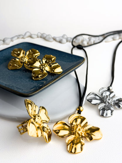 Choker with golden steel flower