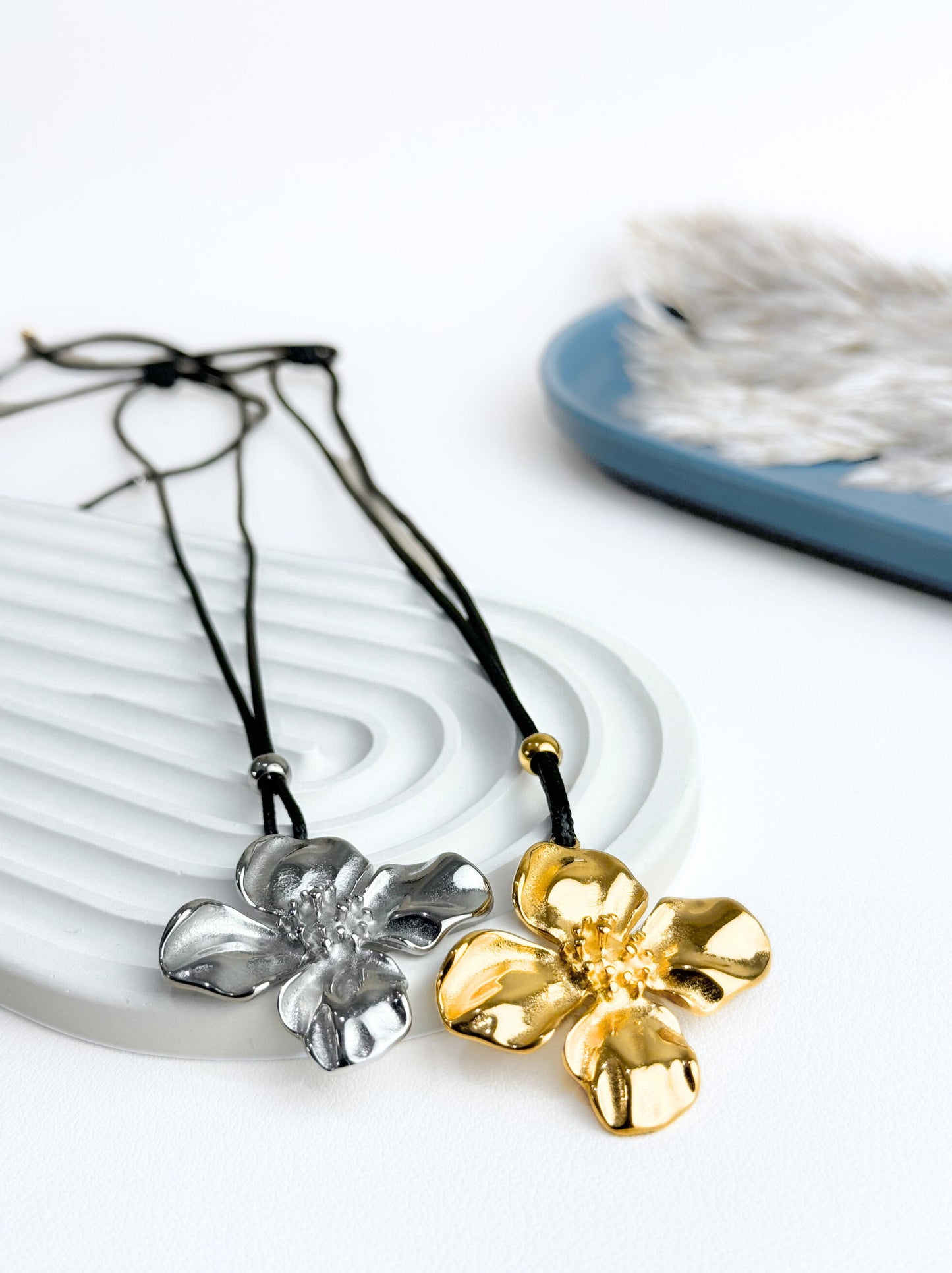 Choker with golden steel flower