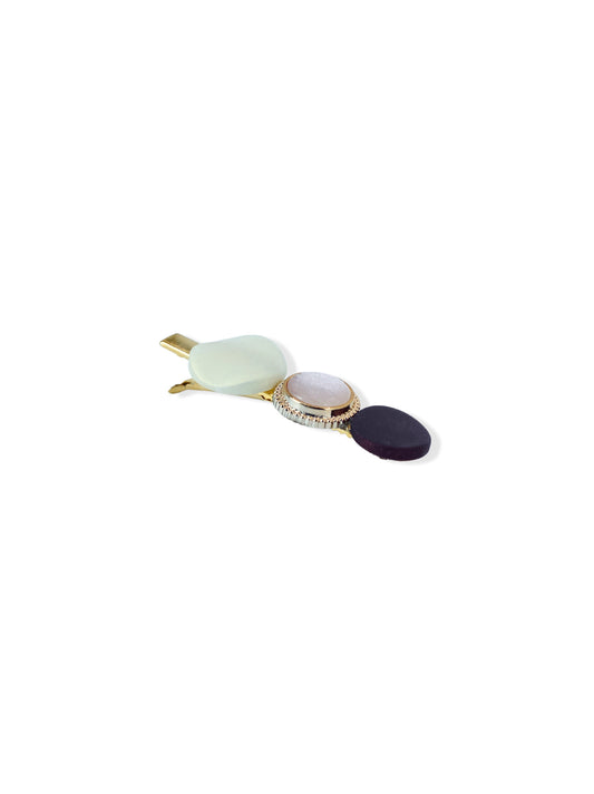 Golden hair clip with pearl and resin